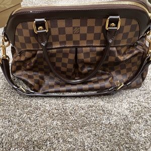 Like new AUTHENTIC LV Trevi Handbag!